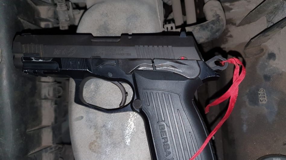 El arma de fuego fue hallada debajo del capot del auto que guiaba el encausado.
