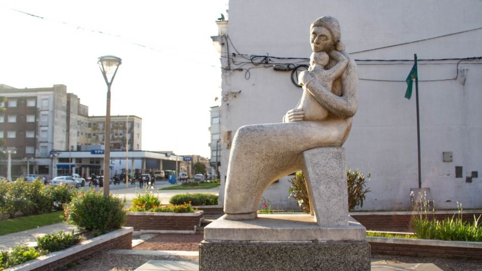 El basamento del Monumento fue donado por el Rotary Club de Azul.