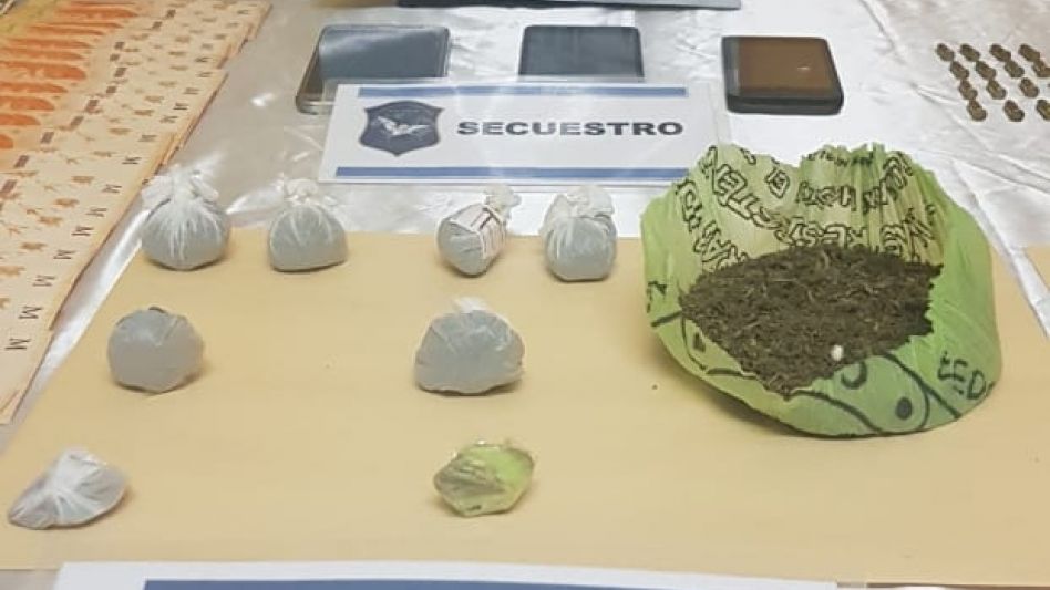 Un ex empleado de Tribunales, un ama de casa y un chofer son los imputados. DROGAS ILÍCITAS AZUL/PBA