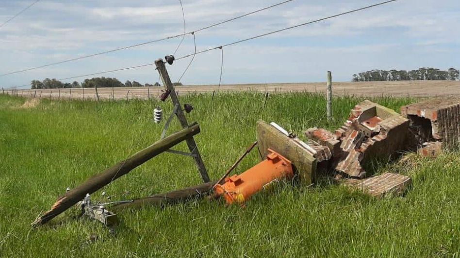 El fuerte temporal causó daños en el sistema eléctrico del Partido