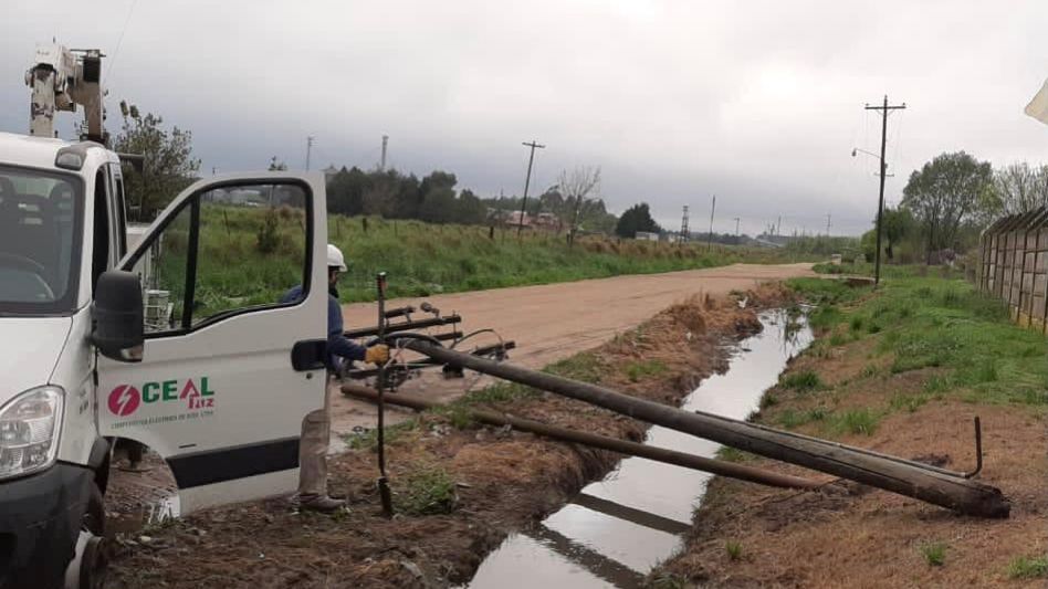 El fuerte temporal causó daños en el sistema eléctrico del Partido