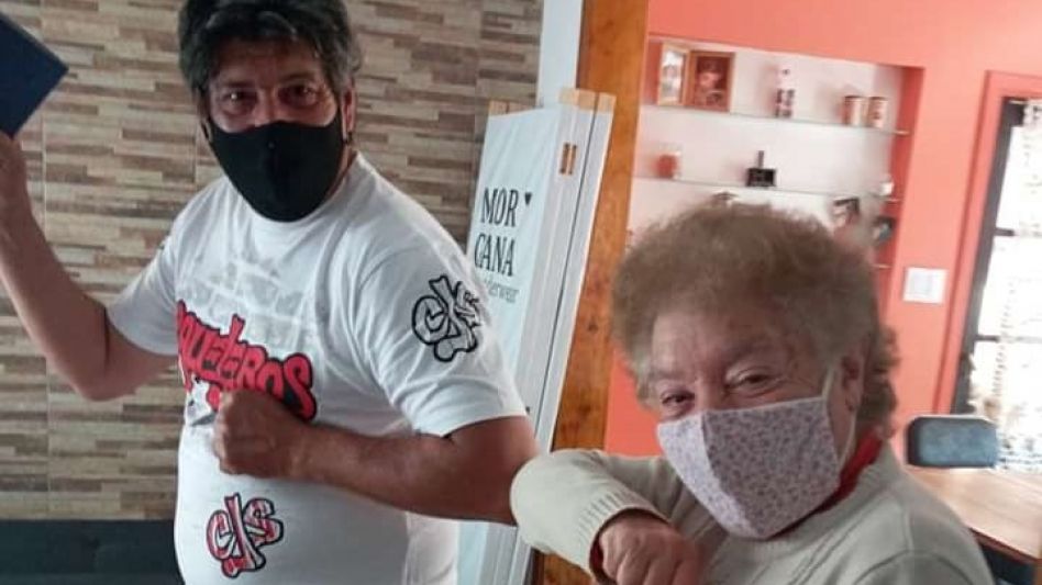 El presidente de la Asociación de Manualistas con Susana Marina.   FOTOS GENTILEZA JUAN ÍBALO. 