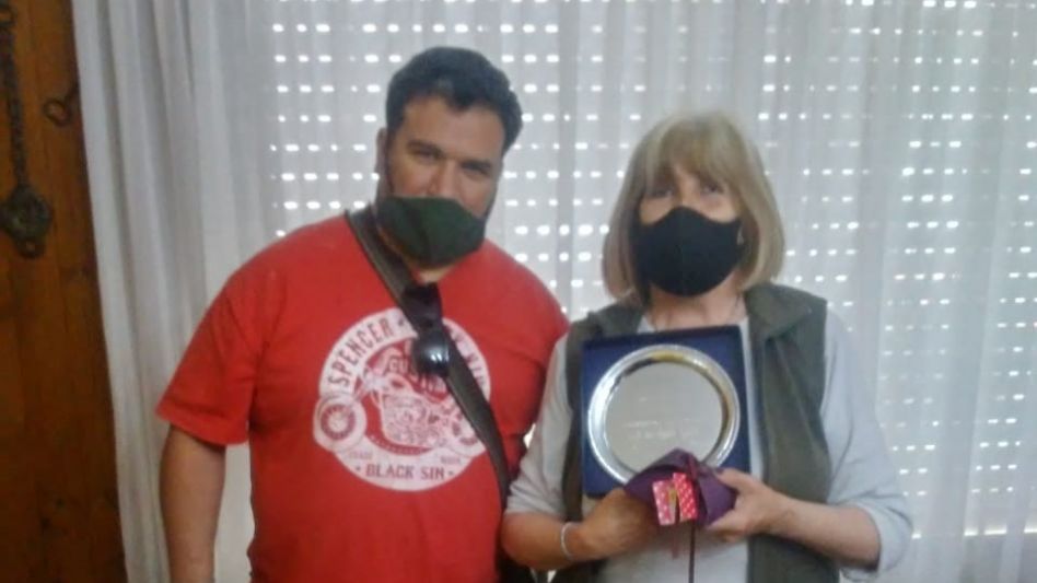 Gastón Dupín le entregó uan placa a Angélica ?Queca? Espinosa.