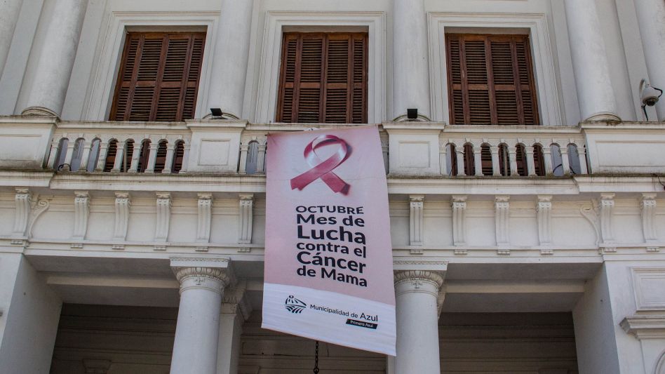 La Municipalidad de Azul iluminó de rosa el frente del palacio comunal y la fuente de la plaza central, por el Día Mundial de la Lucha Contra el Cáncer de Mama. NICOLAS MURCIA