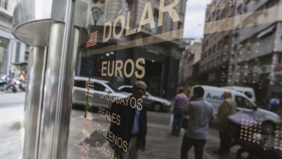 Pese a las medidas del Gobierno la brecha del dólar se amplía con nuevos récords