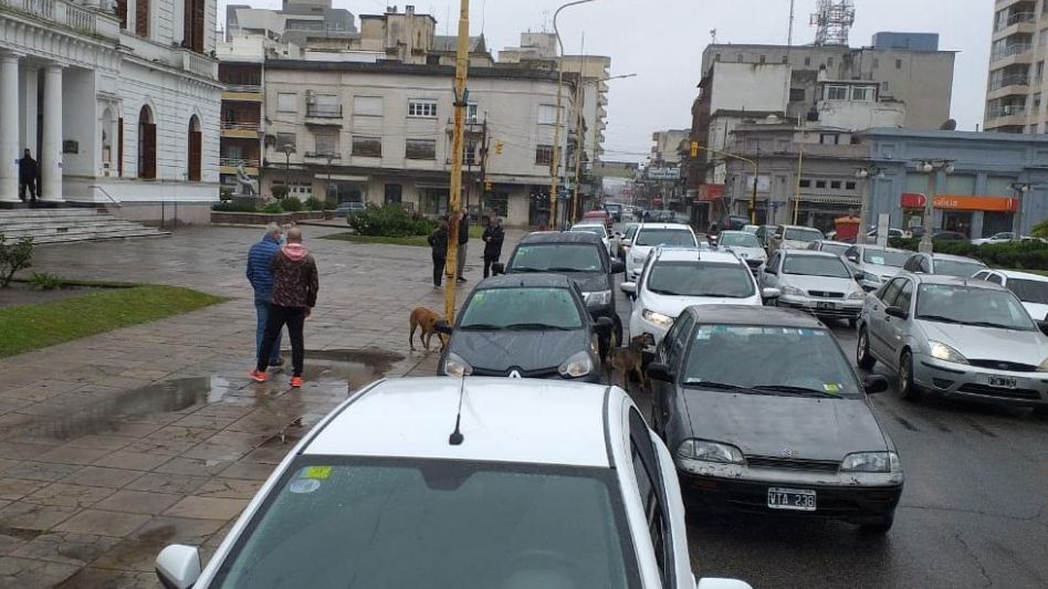  Esta vez la caravana de autos recorrió la sede de los gremios estatales donde se entregaron petitorios manifestando la disconformidad con el acuerdo salarial firmado con la provincia.