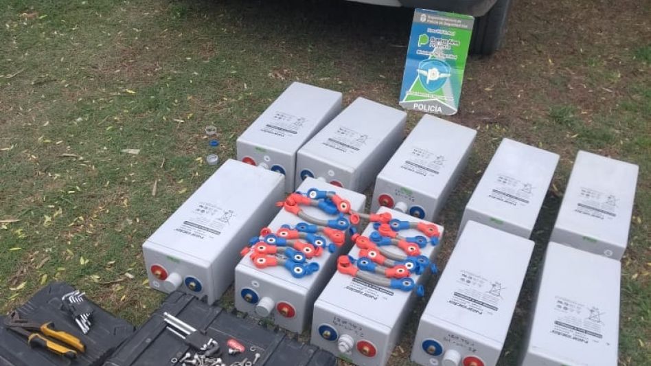Los acusados de robar estas costosas baterías, a quienes les incautaron varias llaves, fueron indagados ayer en los tribunales de Azul. Después, ambos recuperaron la libertad. FOTOS: VIAL AZUL/PBA