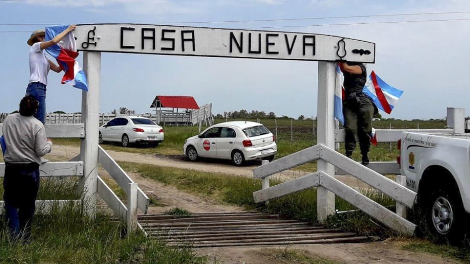 Etchevehere puso cadenas en el ingreso al campo en disputa y su hermana lo denunció por "secuestro"