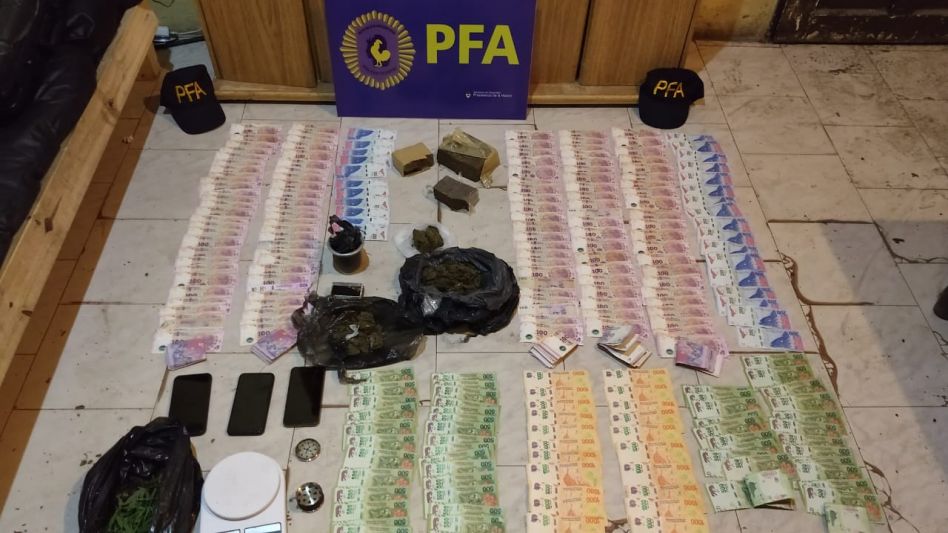   Algo más de dos kilos de marihuana compactada, alrededor de 140.000 pesos en efectivo y un arma de fuego se secuestraron en allanamientos que en la tarde de este sábado hicieron policías de la Deleg