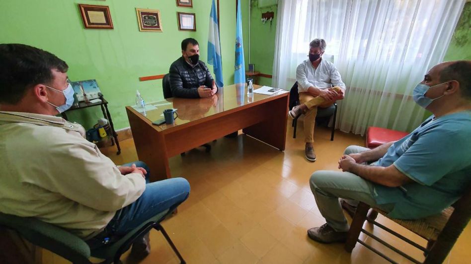 El intendente durante la reunión que mantuvo con el delegado, el director de delegaciones y el director del hospital.  PRENSA MUNICIPAL