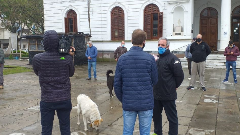Los autoconvocados finalizaron la movilización en el veredón municipal donde dialogaron con algunos medios locales.