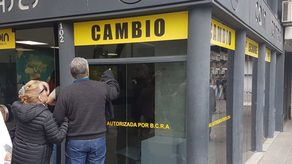 El dólar blue cae fuerte y los bursátiles se mantienen, a la espera de una medida oficial