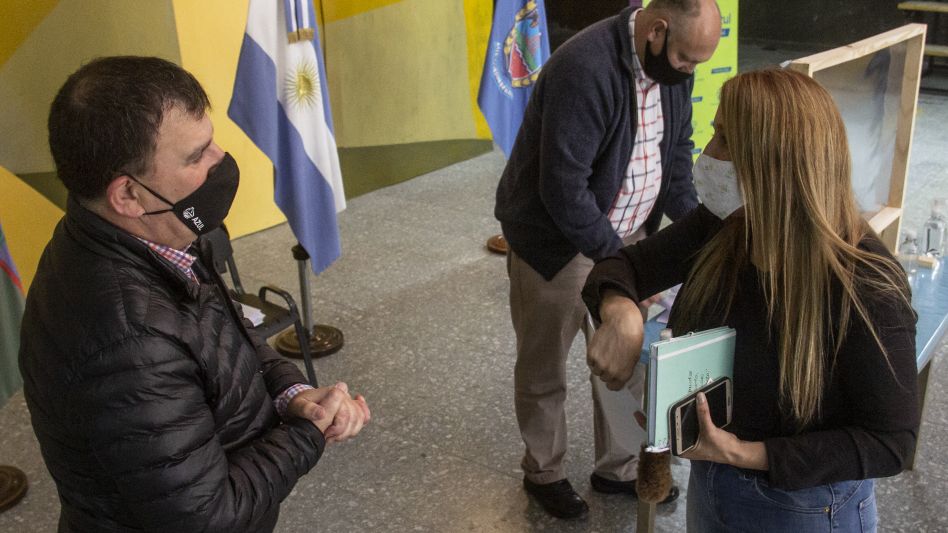 Hernán Bertellys saludando a una de las beneficiarias, que destacó que este paso dado por el municipio ?nos llena de esperanzas?. NICOLAS MURCIA
