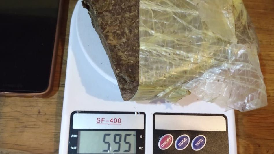 Más de dos kilos de marihuana, teléfonos  celulares, una balanza, plata y un revólver