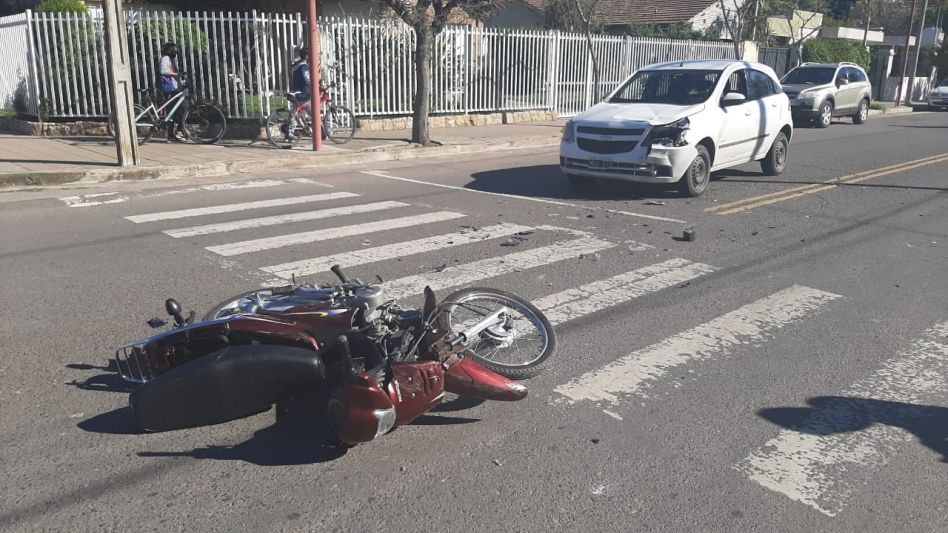 El joven que guiaba el rodado menor, de 19 años, tuvo que ser trasladado al Hospital Pintos.  FOTOS: CPA/PBA