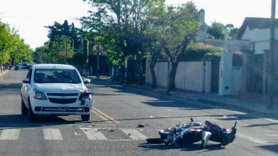 Chocaron una moto y un auto