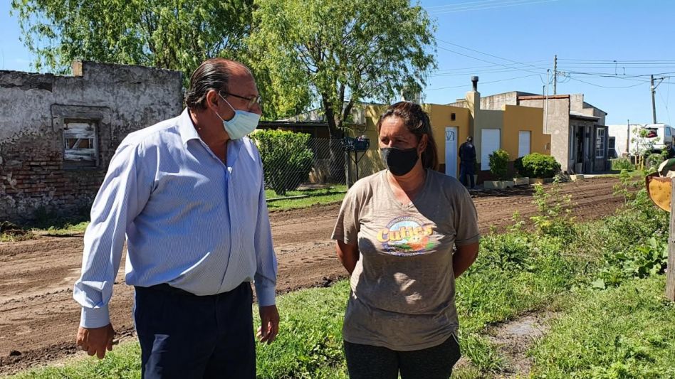 El intendente Ramón José Capra se hizo presente ayer a la mañana en Villa Belgrano, donde maquinaria y personal municipal se encuentran trabajando.  