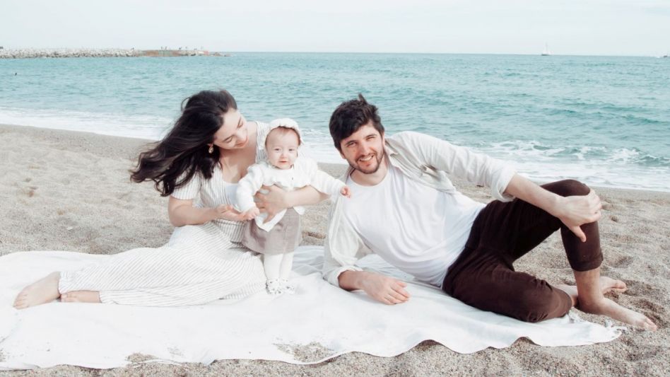 Emmanuel, Laura y el fruto del amor: Lupe. Playa de Barcelona. FOTOS GENTILEZA MARÍA LAURA OLLÉ.