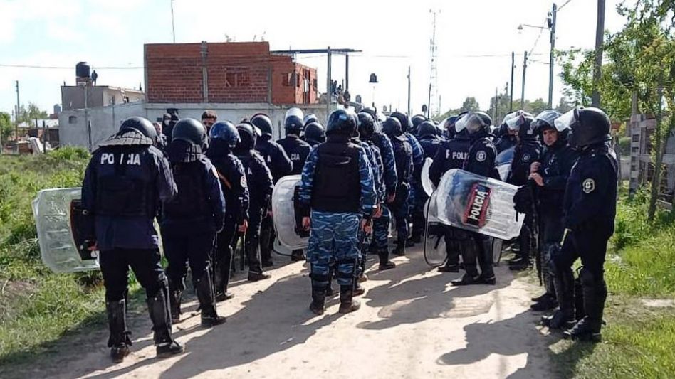 Unos 4000 efectivos desalojaron la toma del predio de Guernica tras 100 días de toma. (Télam)