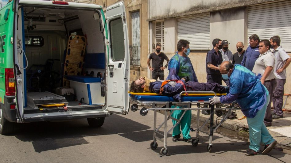 El joven víctima de este hecho había resultado con una momentánea pérdida del conocimiento. También, con una fractura en uno de sus omóplatos. FOTOS: NICOLÁS MURCIA Y CPA/PBA