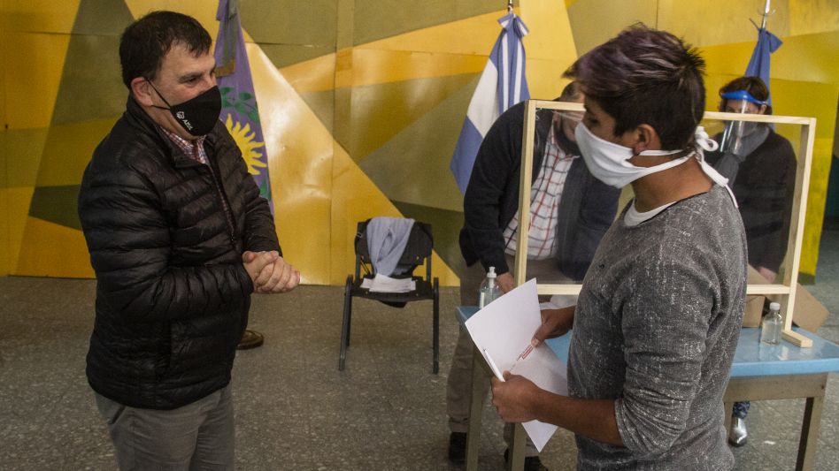 Uno de los beneficiados con los lotes que cedió la Comuna, donde se construirán los nuevos barrios que tendrá Azul. Ayer se anunció que está garantizado el financiamiento para la obra de agua potable.