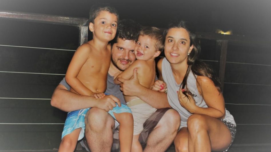 Pablo y Vicky junto a sus hijos. Uno de los tantos sueños que tuvo cuando se fue de Azul: formar su familia.