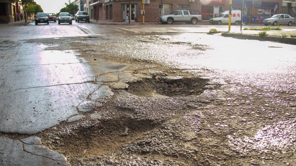 Burgos casi Perón, uno de los ejemplares de ?súper pozo?, Carlos Caputo aseguró que la semana que viene comenzaron con tareas de bacheo.