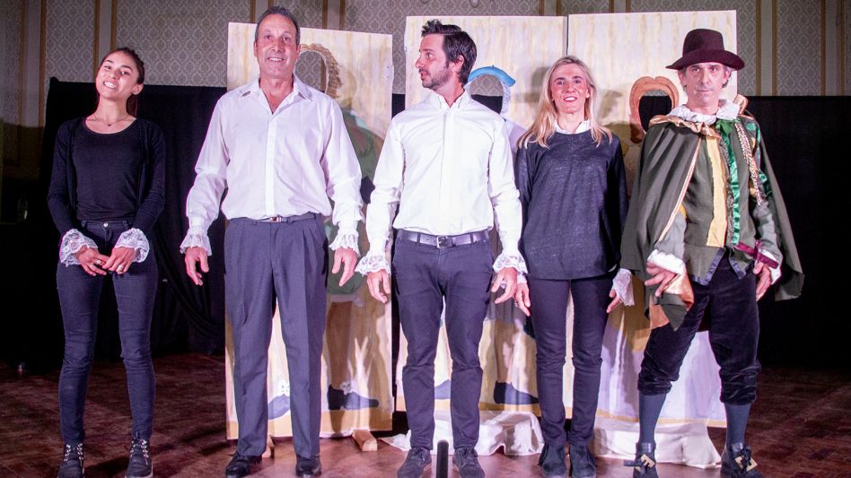 Ayer a las 20 el grupo de teatro Boliburg interpretó a través de cinco personajes ?Los habladores? de Miguel de Cervantes Saavedra. L. TEDESCO