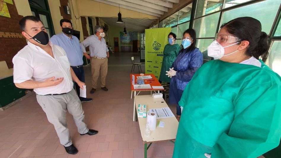 El intendente Hernán Bertellys recorrió el Jardín Maternal donde se realizó la primera jornada del programa Rastrear, Testear y Aislar.    PRENSA MUNICIPAL