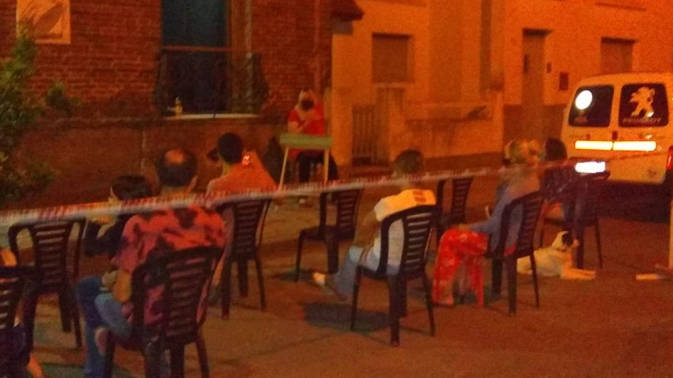 El pasado viernes, el grupo del Centro Cultural La Criba volvió a cobijar con arte con una muestra en la vereda del espacio.     