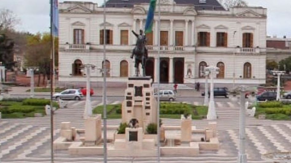 Perros hambrientos y desbocados en la plaza de Azul 