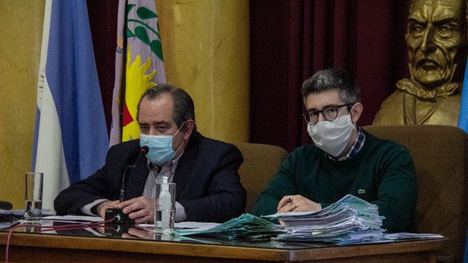 El presidente del cuerpo de concejales Dr. Juan Sáenz, acompañado por el secretario del deliberante. ARCHIVO/ANGIE DÍAZ JACQUOT