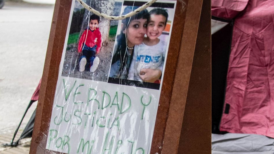  ?El niño  tiene derecho a estar con su familia y es por eso que me pregunto por qué -hasta que yo terminé el tratamiento- no hacen una vinculación con mi hermana?, se lamentó la joven mamá. ADJ.