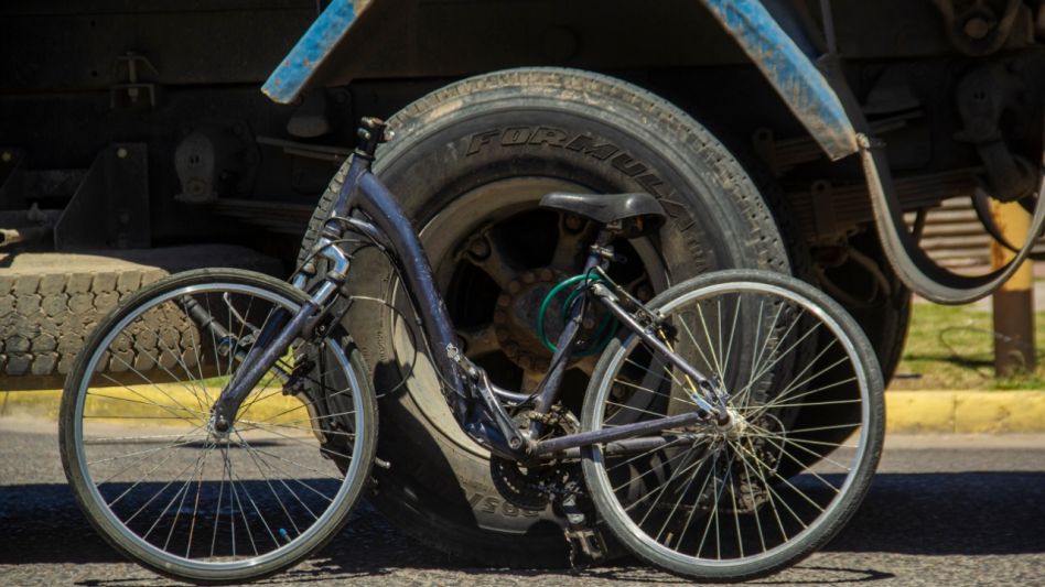 En Mitre y Lavalle un camión embistió a una joven que iba en bicicleta. La víctima sufrió una lesión en una de sus piernas y está internada. FOTOS: NICOLÁS MURCIA