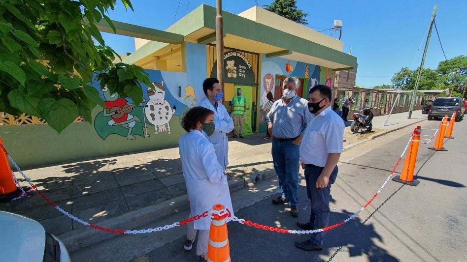 El Jefe Comunal y las autoridades del Hospital Pintos charlando en la puerta del jardín maternal donde se hicieron los testeos rápidos para coronavirus. PRENSA MUNICIPAL