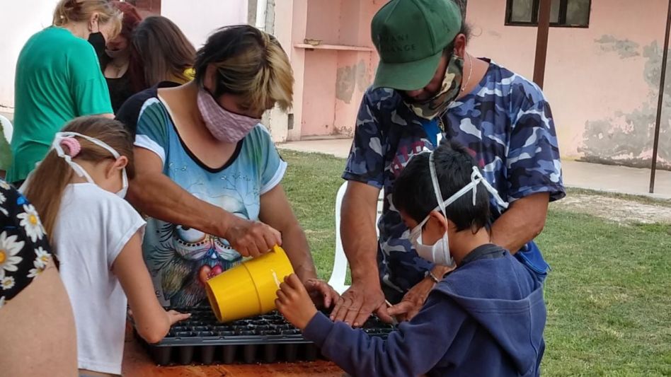 Capacitación sobre producción, manipulación y consumo   de alimentos a nivel familiar en la Facultad de Agronomía