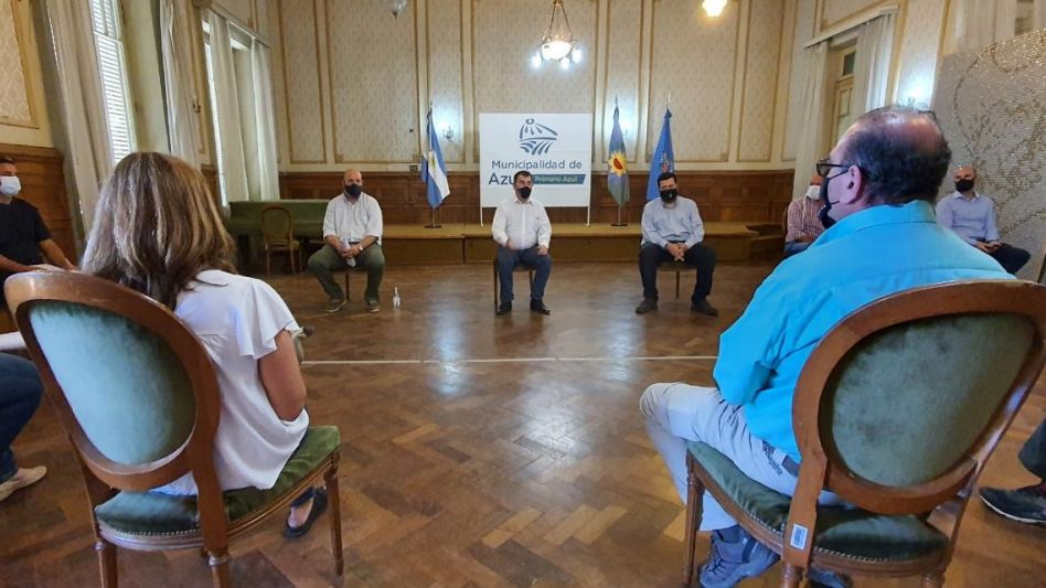 Luego de recibir a los vecinos, Hernán Bertellys estuvo reunido con funcionarios de su gabinete y con dos jefes policiales.    PRENSA MUNICIPAL