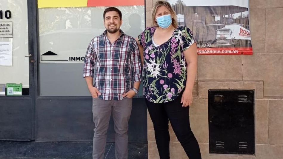 Alejandro Laddaga y Nancy Gaitán son los representantes de Viviendas Roca en Azul y la zona. En el local de 1° de Mayo 610 le brindaran el asesoramiento a los que quieran tener su casa propia.