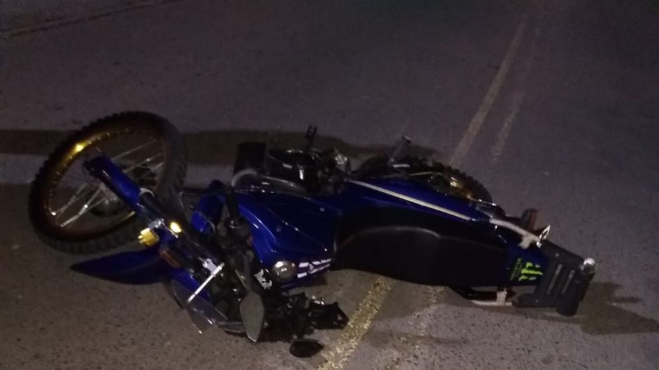 La motocicleta en la que se trasladaban el hombre y la mujer que resultaron lesionados en este siniestro vial, ocurrido en los primeros minutos de ayer sobre la Avenida Madres de Plaza de Mayo.  