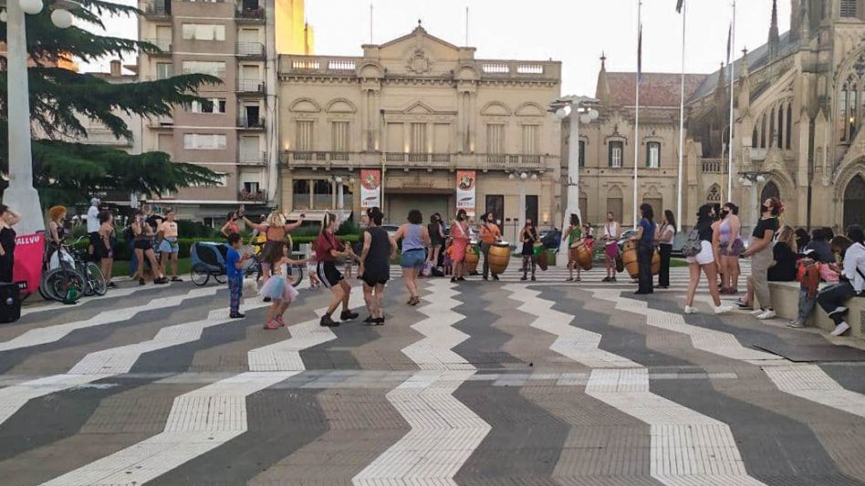 Con música y baile las distintas agrupaciones se manifestaron en contra de la violencia machista. ANGIE DÍAZ JACQUOT