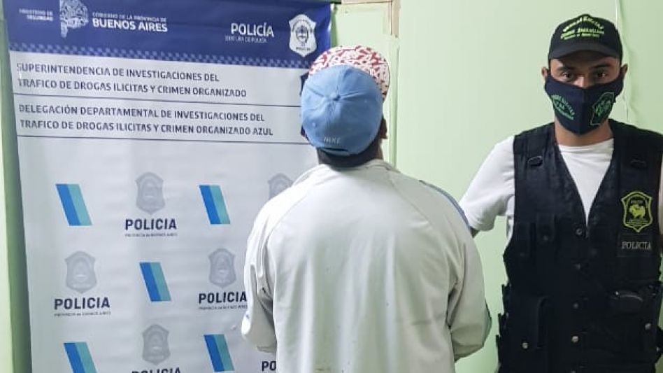 Lo arrestaron ayer durante un allanamiento y ahora está detenido, sospechado de vender drogas al menudeo. FOTOS Y VIDEO: DROGAS ILÍCITAS AZUL/PBA