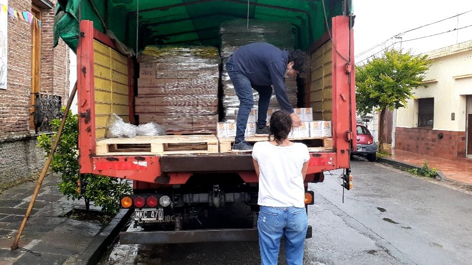 El pasado martes llegaron cuatro palets de alimentos que se distribuyó en bolsones para los destinatarios.   GENTILEZA SERGIO CAMAROTTE. 