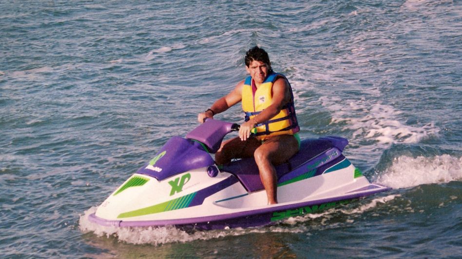 Maradona en su moto de agua, el día de su llegada a Marisol.  Crédito: Carlos Keller