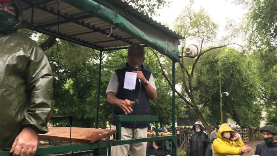 Víctor María Sissini trabajando con lluvia en Hourcade, Albelo y Cía.