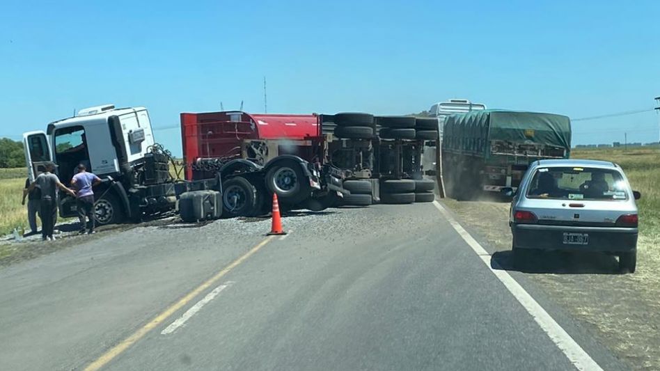 Volcó un camión cargado con piedra en Ruta 3