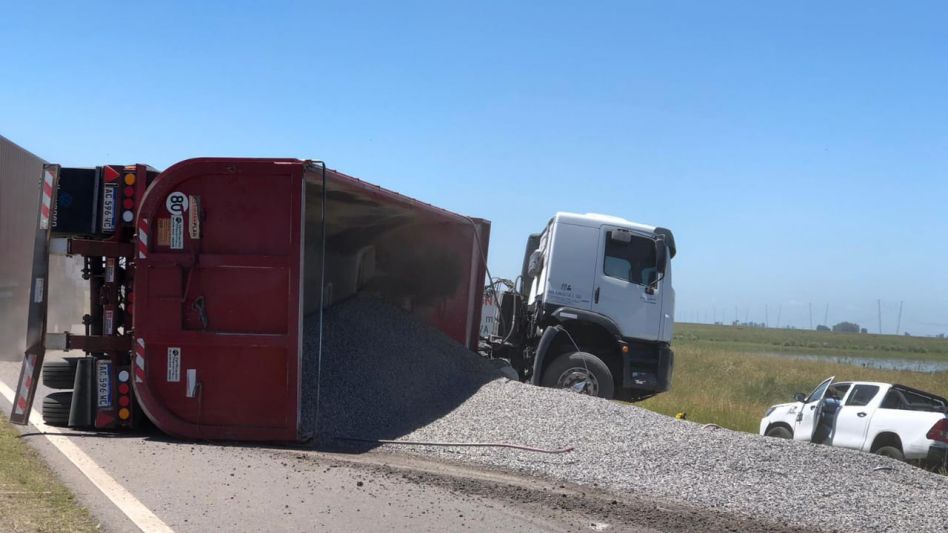 Volcó un camión cargado con piedra en Ruta 3