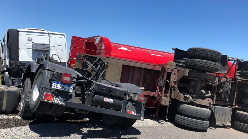 Volcó un camión cargado con piedra en Ruta 3