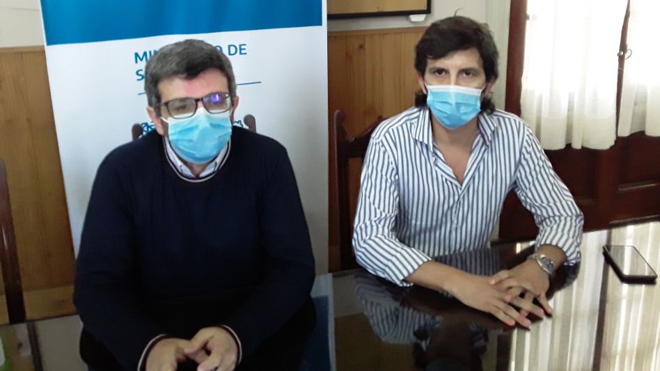El Dr. Adrián Gayoso y el Lic. Ramiro Borzi, esta mañana cuando dialogaron con la prensa local.  AGUSTÍN SCALCINI