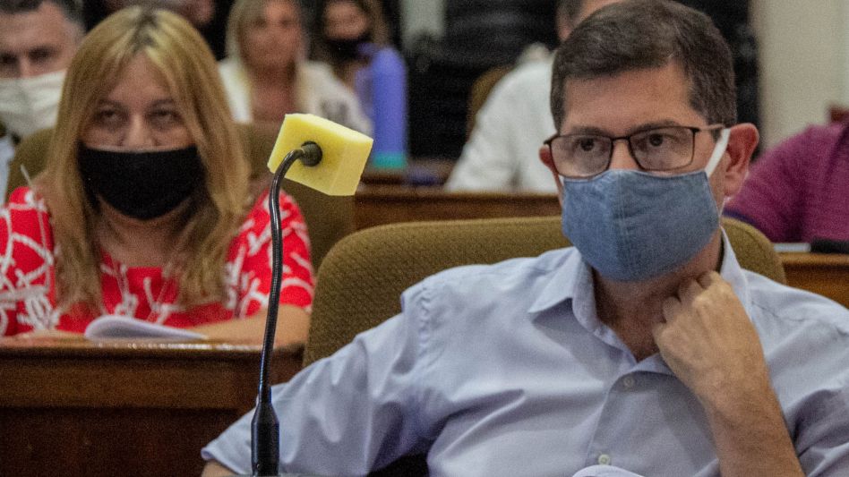 Verónica Crisafulli y Claudio Molina durante la sesión especial donde se avanzó con la aprobación de la ordenanza Fiscal y la Impositiva.    ANGIE DÍAZ JACQUOT
