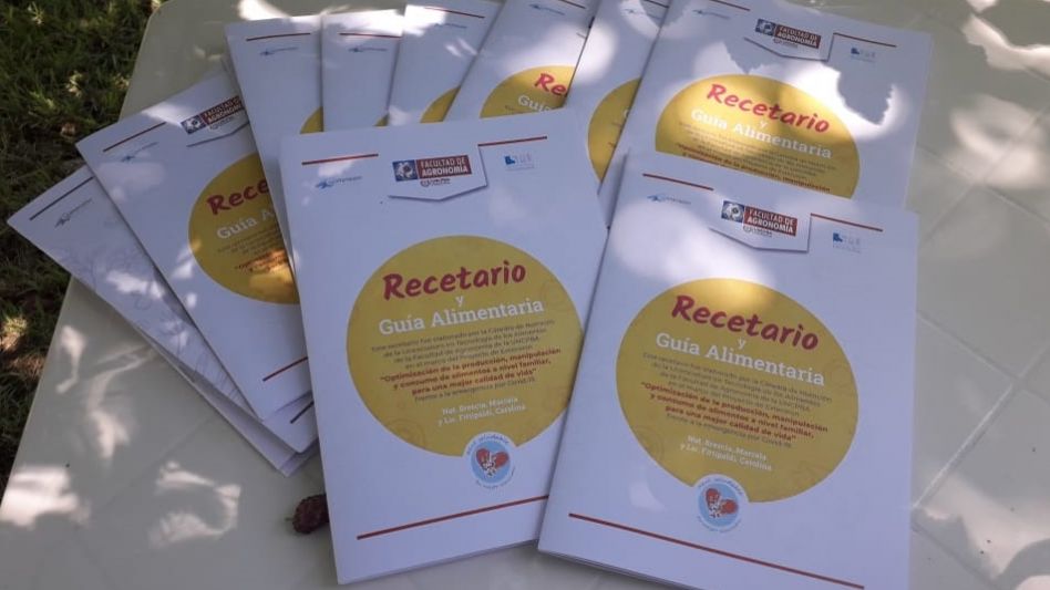 Los recetarios con recomendaciones que se entregaron cuando finalizaron los talleres, también se entregaron bolsones con alimentos frescos y secos.